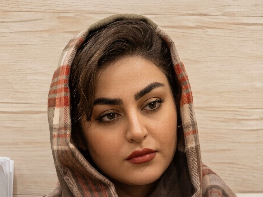 Nearly four weeks after the arrest of Sima Anbaei Farimani—an actress, poet, and well‑known civil activist from Fariman—she remains in Vakilabad Prison in Mashhad under unclear legal conditions and without access to basic rights. She has reportedly been accused of “collaboration with Israel,” among other serious charges.